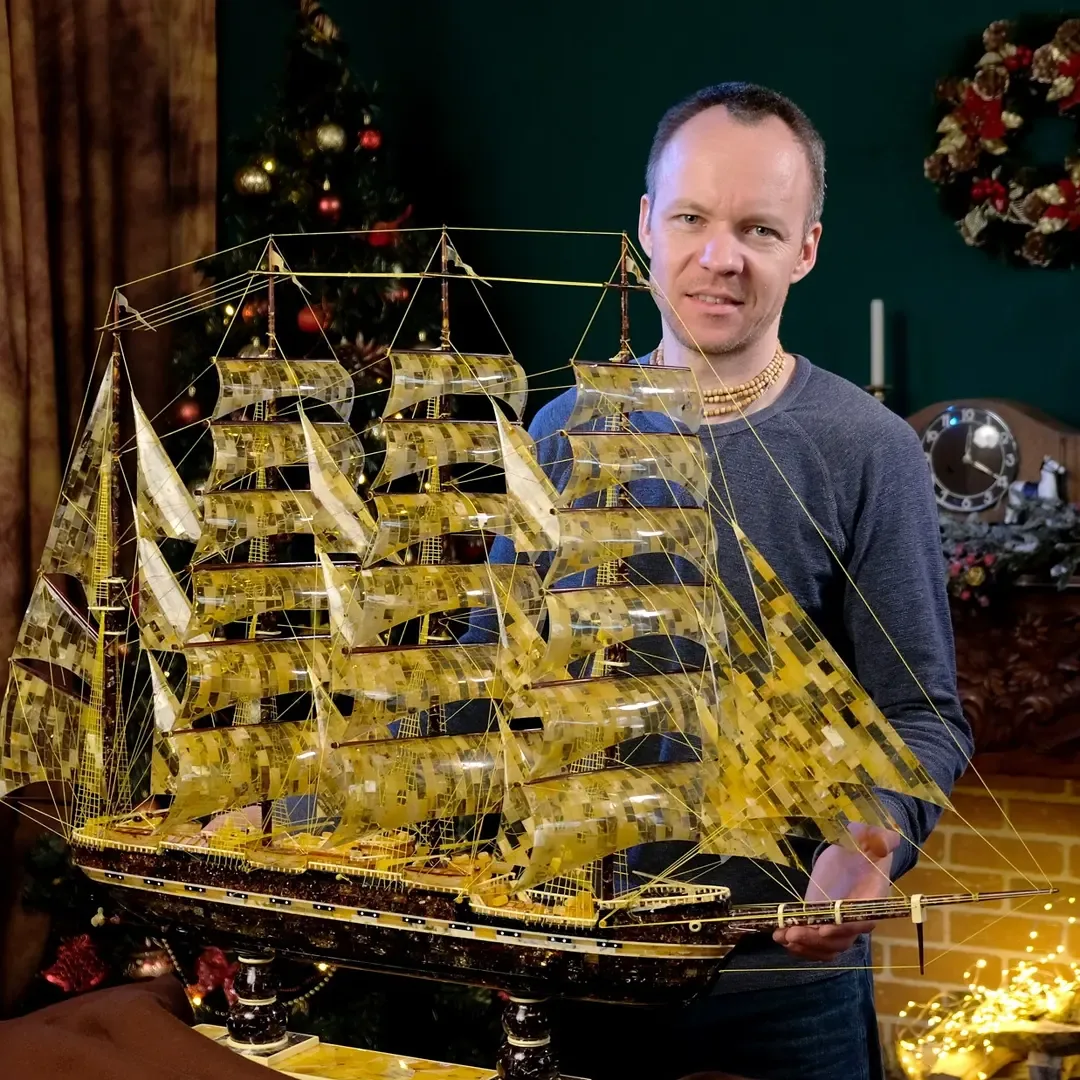 Мастер с янтарным парусником