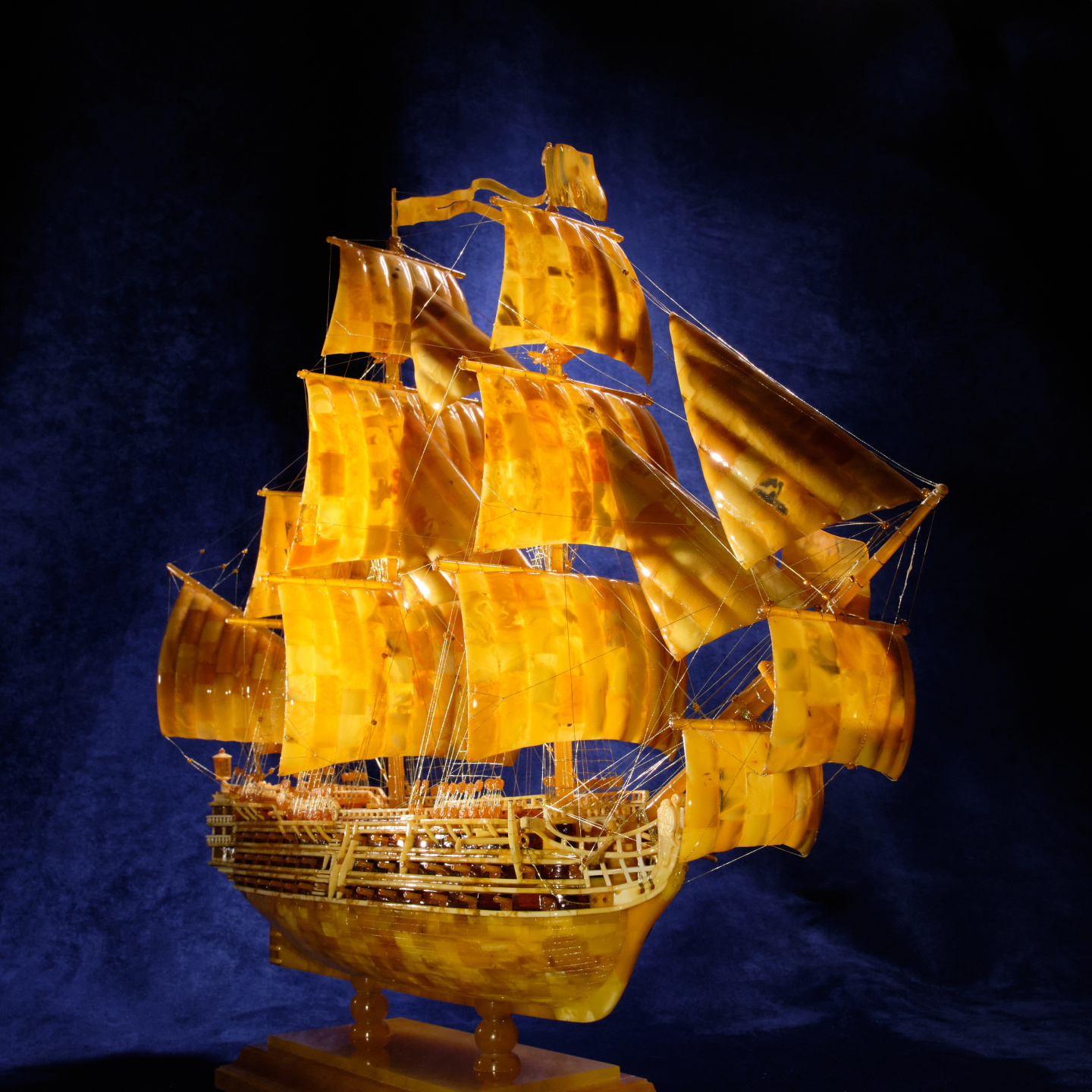 Старинный парусник. Модель корабля из янтаря ✓ — купить старинный парусник.  модель корабля из янтаря в мастерской янтаря Baltamber.com
